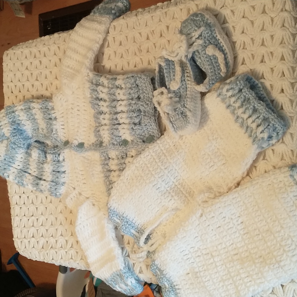 Hand crocheted Infant Set 0-3 mos